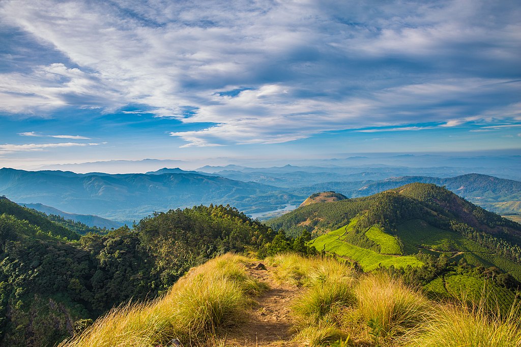 1024px-The_Beautiful_landscape_view_from_the_Kolukkumalai_Peak,_Munnar